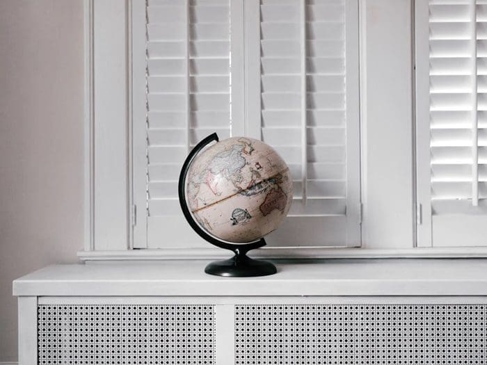 globo terrestre simbolizando controlar a jornada de trabalho