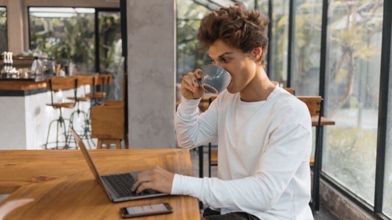 Imagem de uma pessoa trabalhando e tomando um café, simbolizando nosso conteúdo sobre People Analytics